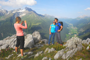 Wanderer machen Foto auf Berg