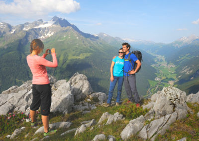Wanderer machen Foto auf Berg