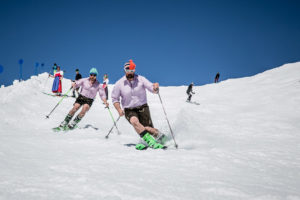 Männer in Lederhose beim Skifahren