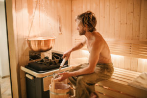 Aufguss in der finnischen Sauna