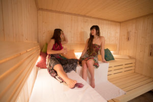 Freundinnen im Saunabereich