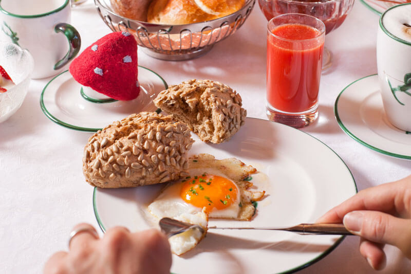 prima colazione-pane con le uova