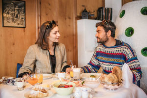 paar-fruehstueckt-im-sonnbichl