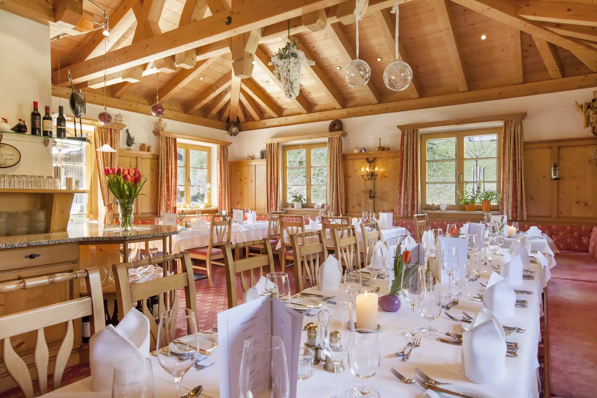Startseite 25 Dining room with wooden beams set for a banquet