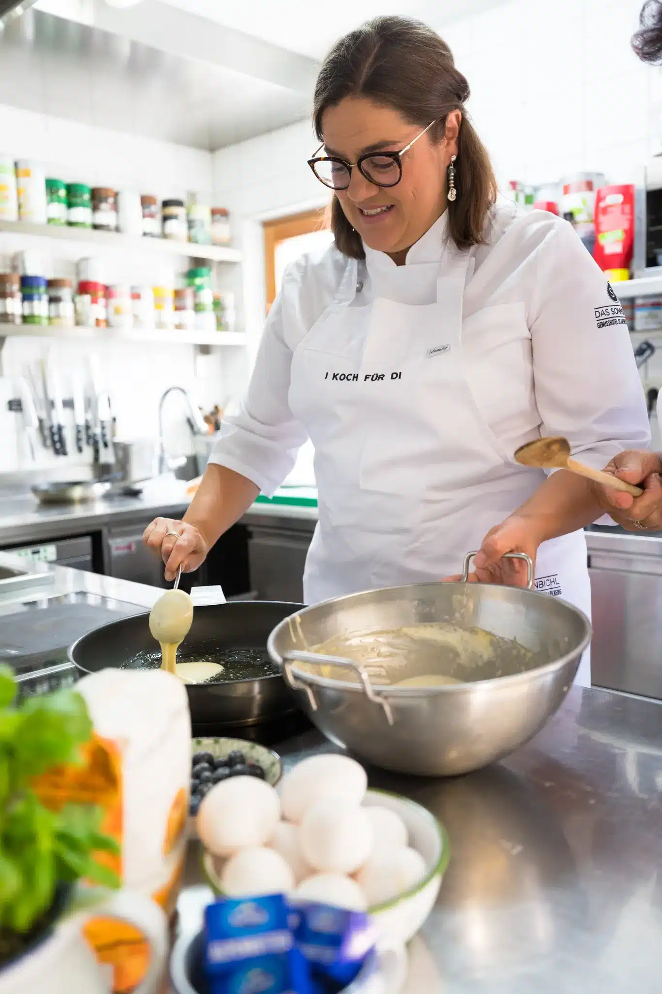 Startseite 84 Chef pouring batter into a pan