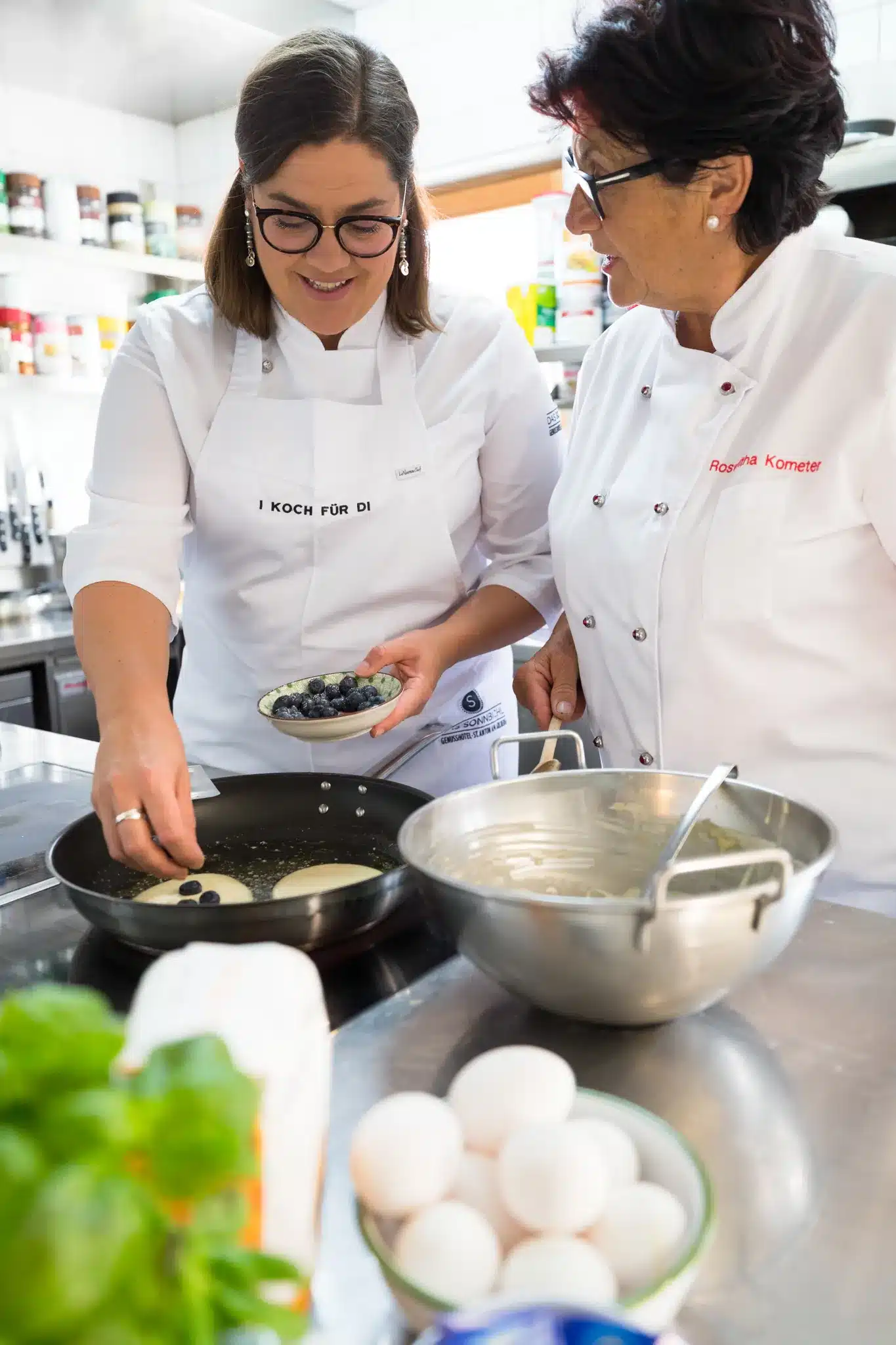 Startseite 86 Chefs cooking blueberry pancakes in a pan