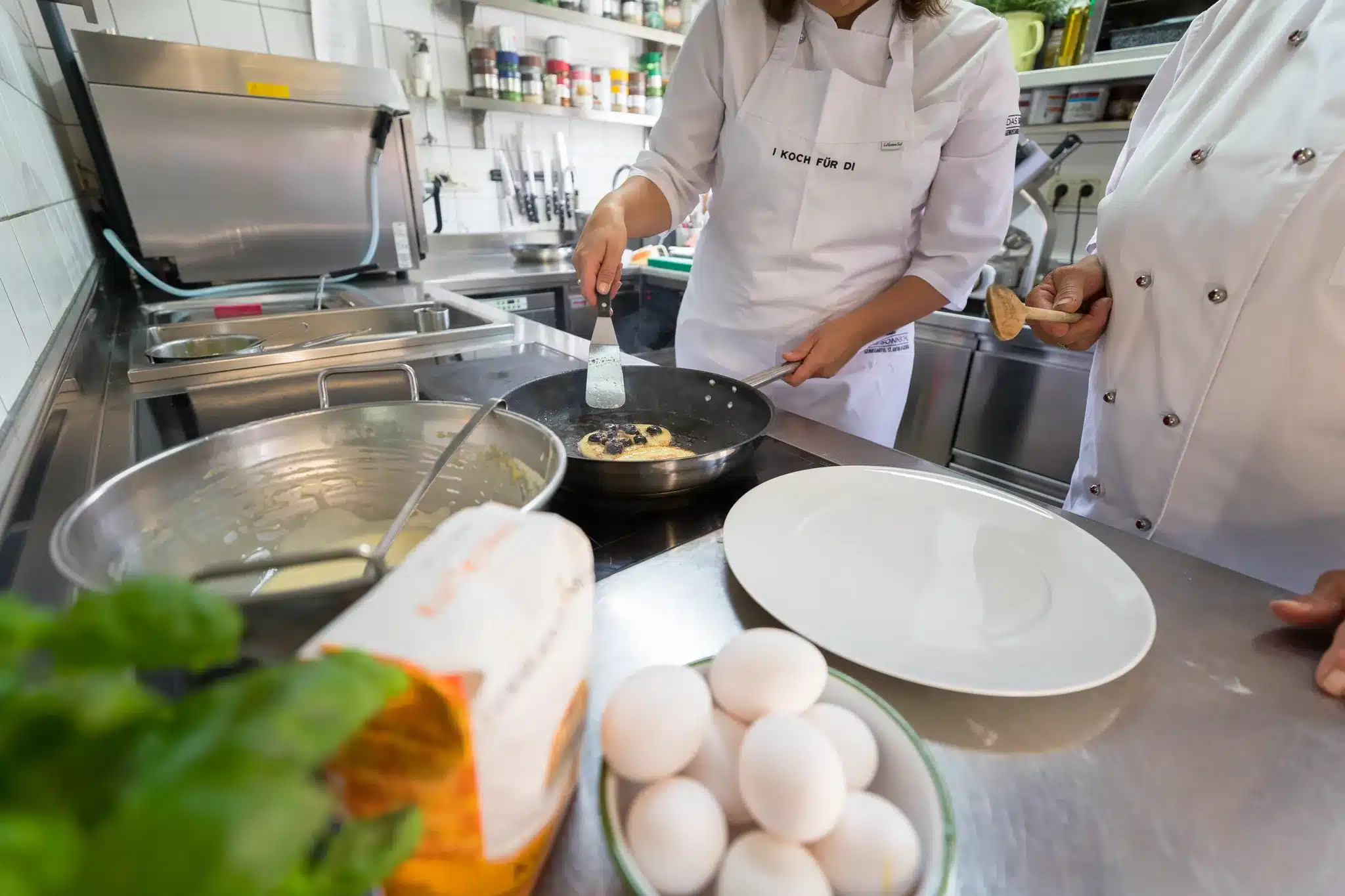 Startseite 125 Chefs cooking pancakes in the restaurant kitchen