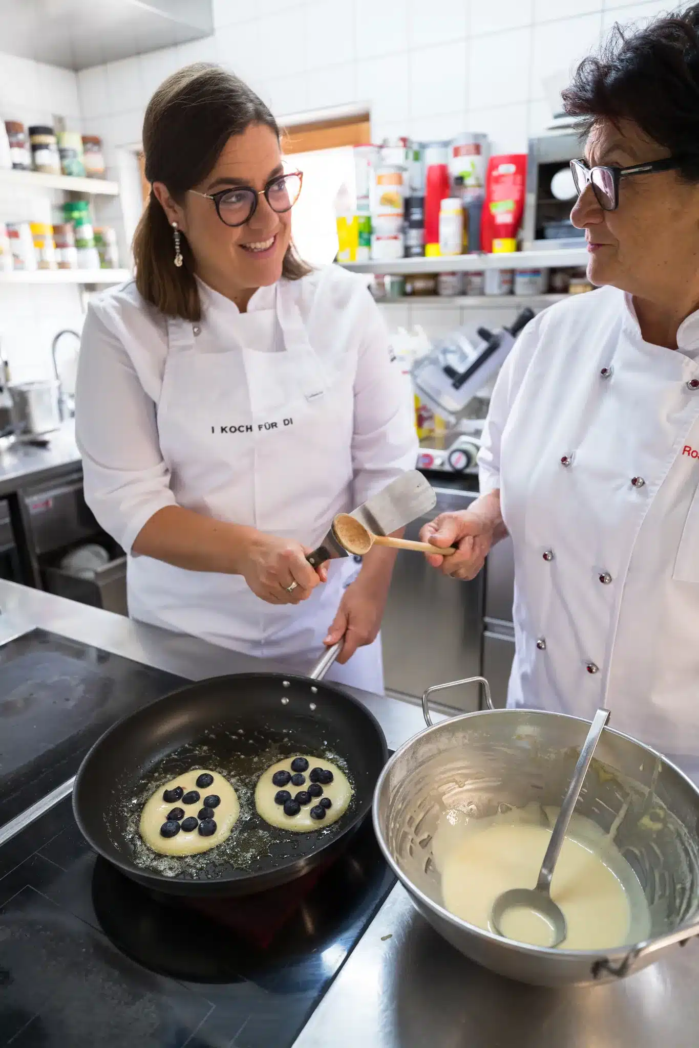 Startseite 108 Chefs cooking blueberry pancakes at the stove