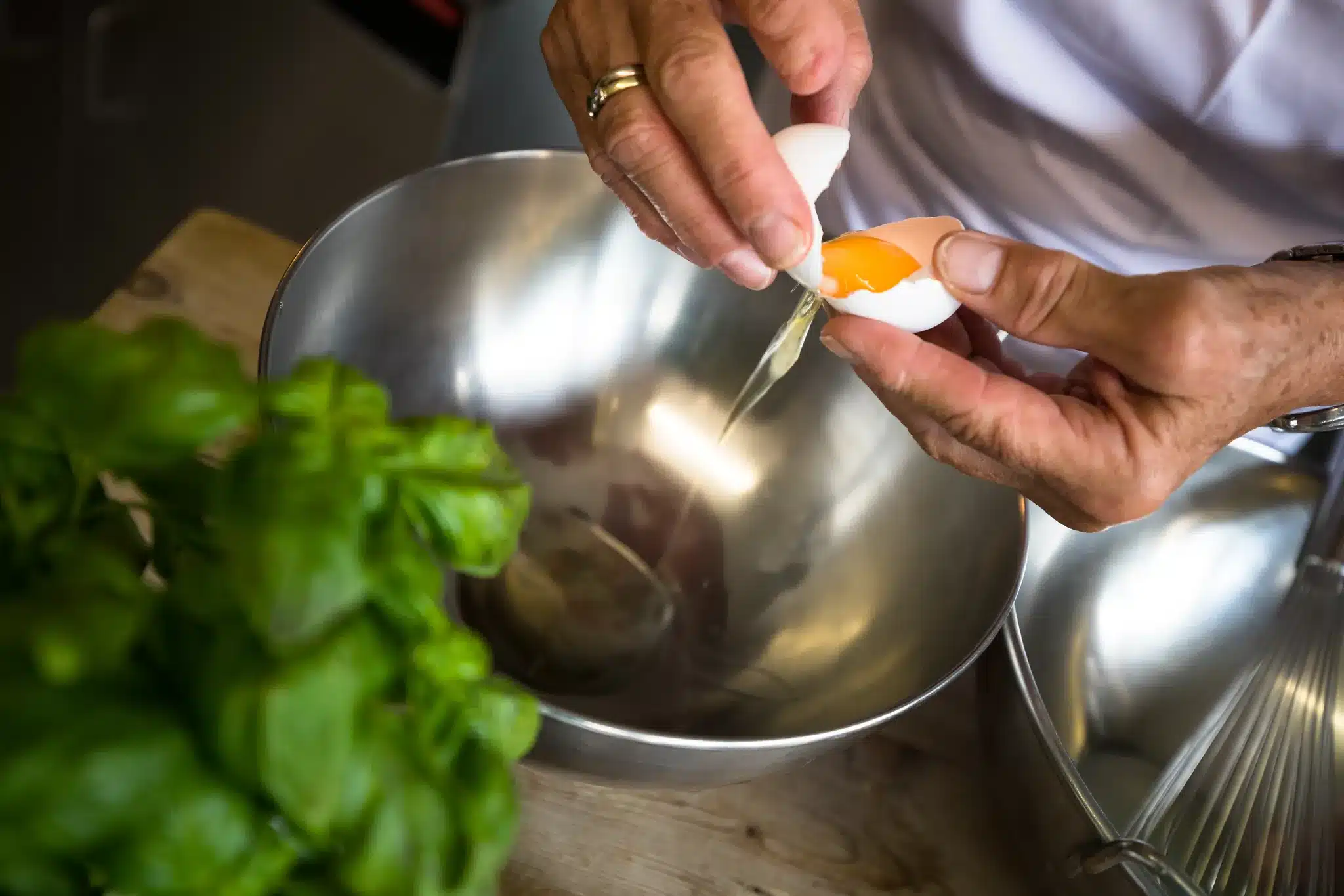 Startseite 85 Cracking an egg into a mixing bowl