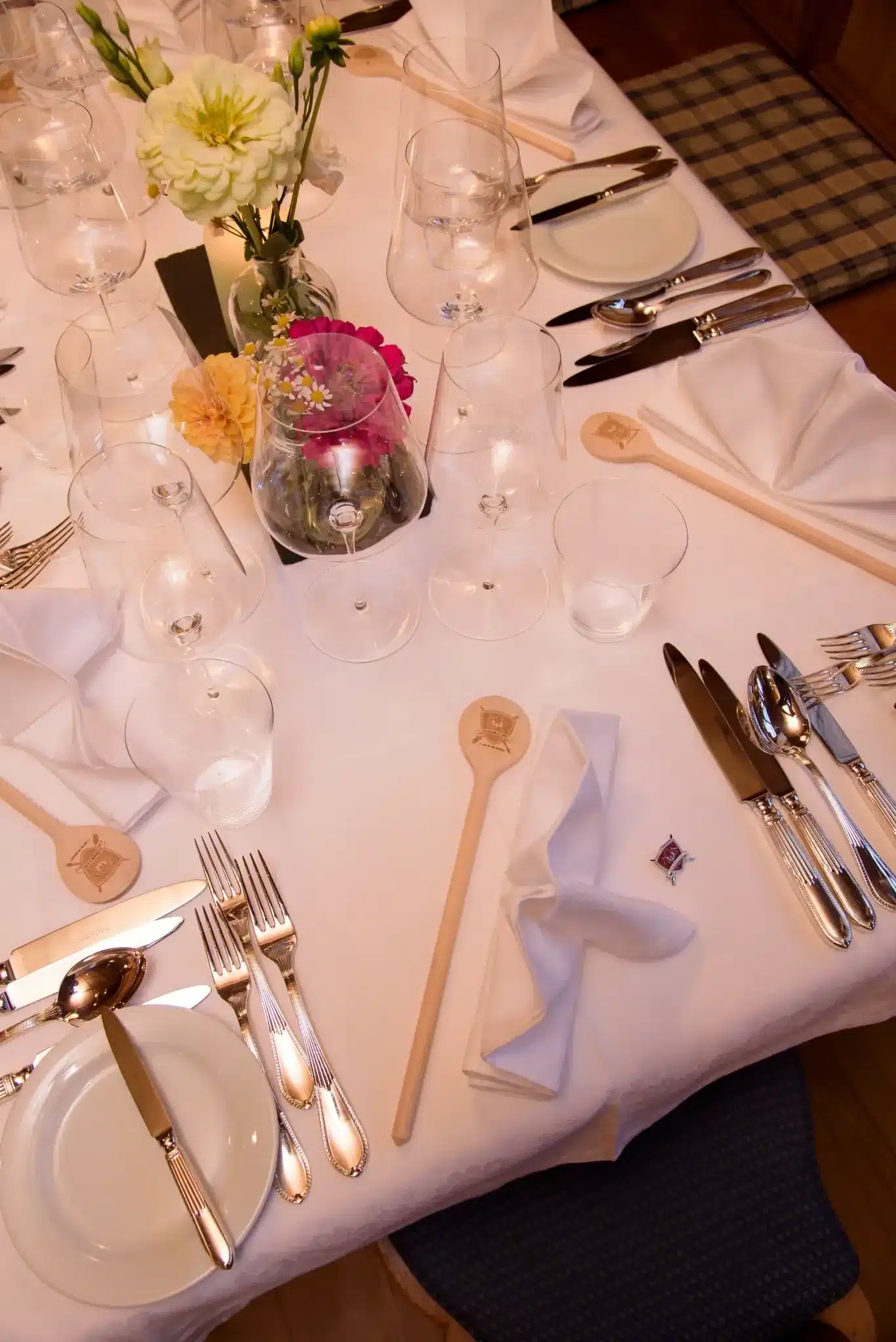 Startseite 72 Elegant table setting with cutlery and folded napkins