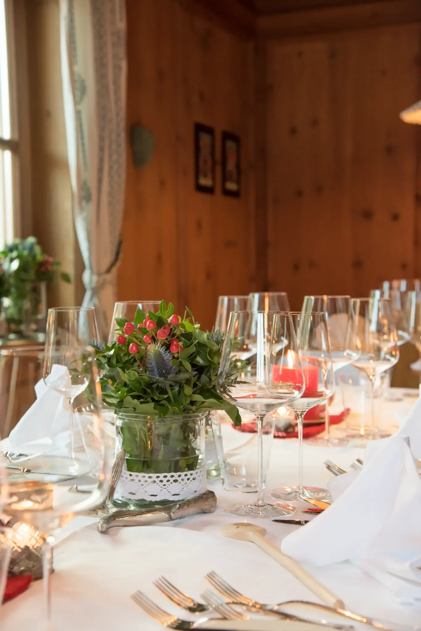 Startseite 52 Festively set table with flowers in the wood-panelled Stube