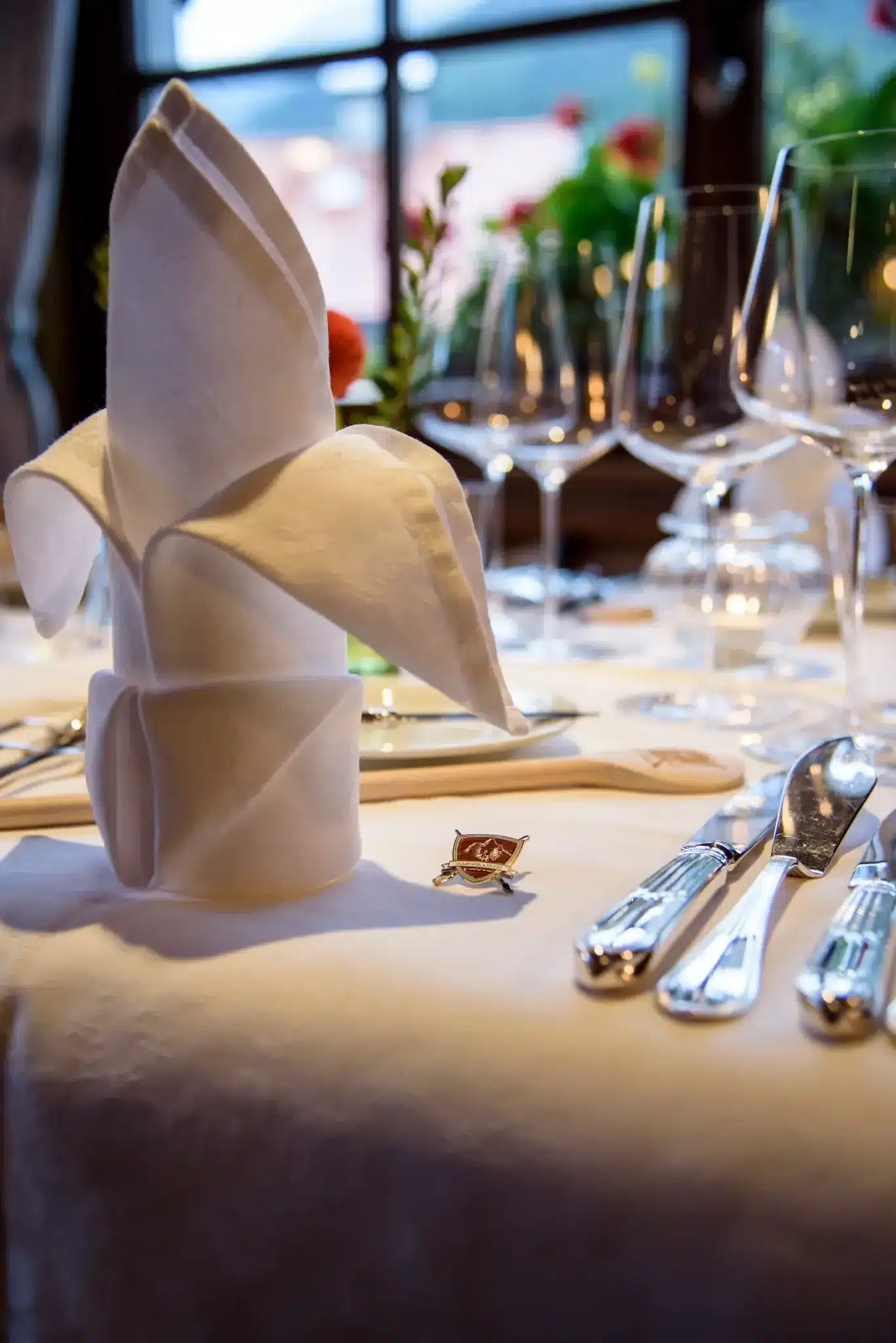 Startseite 44 Folded napkin and glasses on a set table
