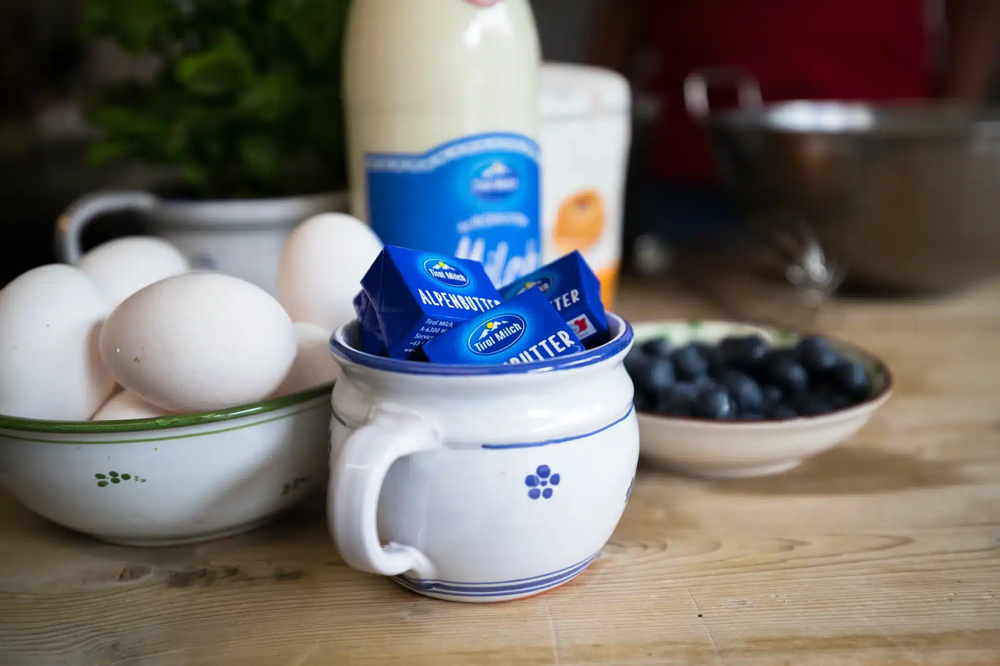 Startseite 90 Fresh eggs, milk, butter and blueberries for baking