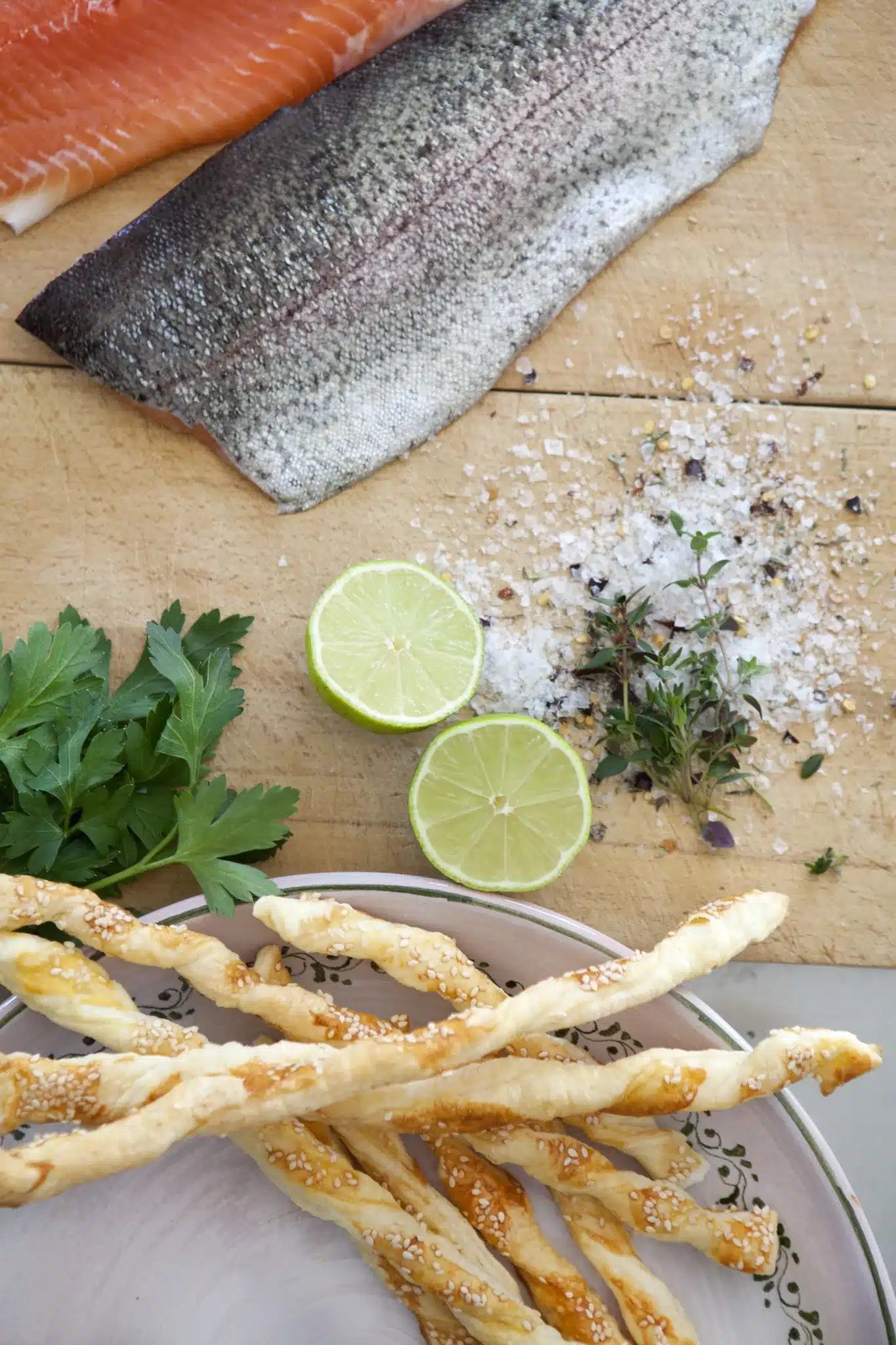 Startseite 71 Fresh trout fillet with lime, herbs and breadsticks