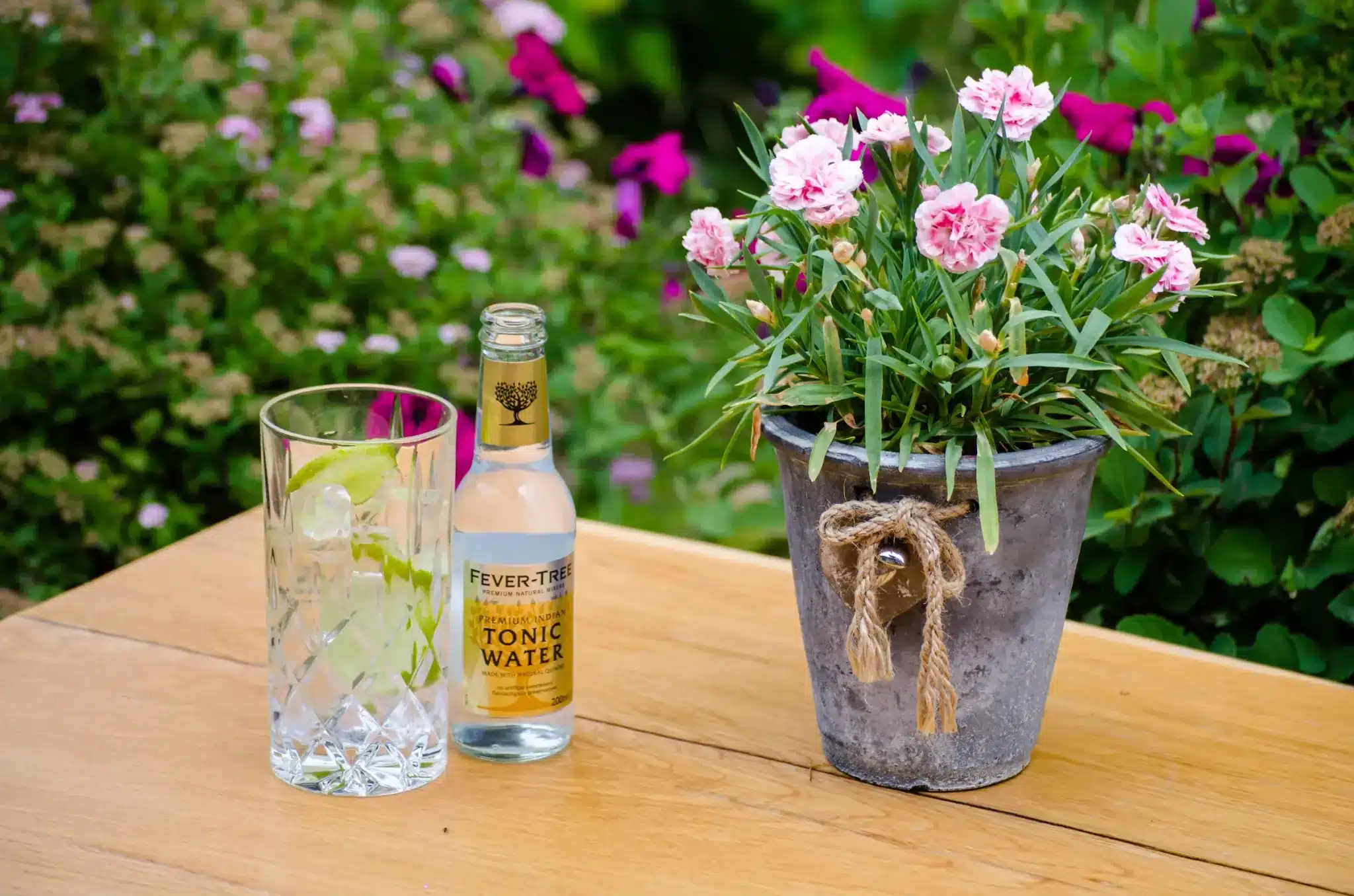 Startseite 30 Gin and tonic with flowers on the garden terrace