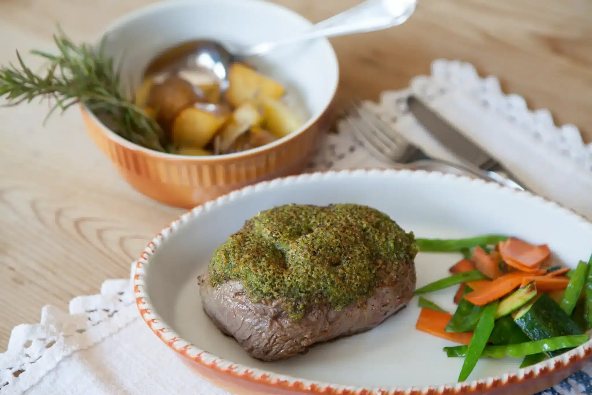 Startseite 45 Herb-crusted beef fillet with vegetables and roast potatoes