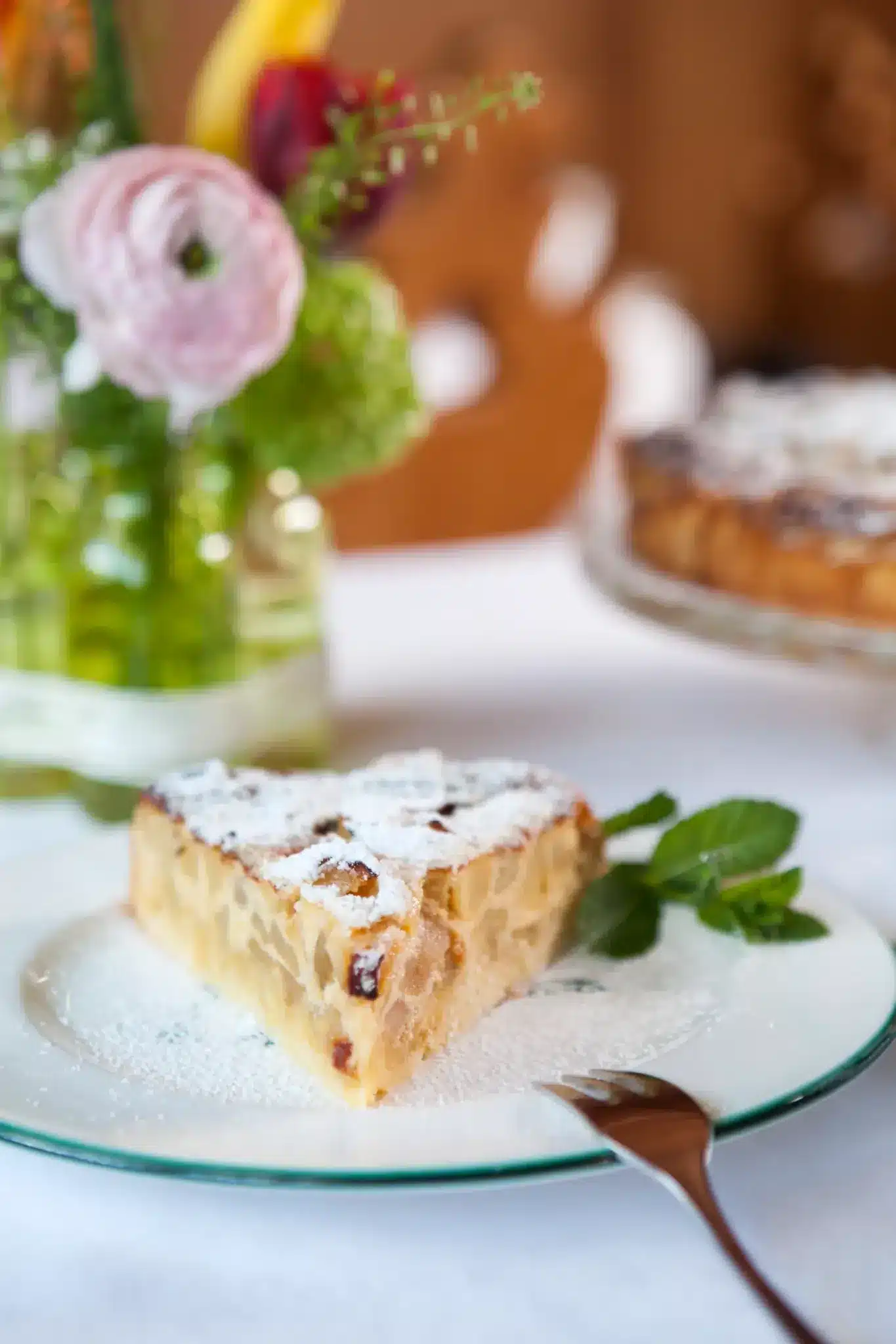 Startseite 105 Slice of homemade fruit cake with flowers on the table