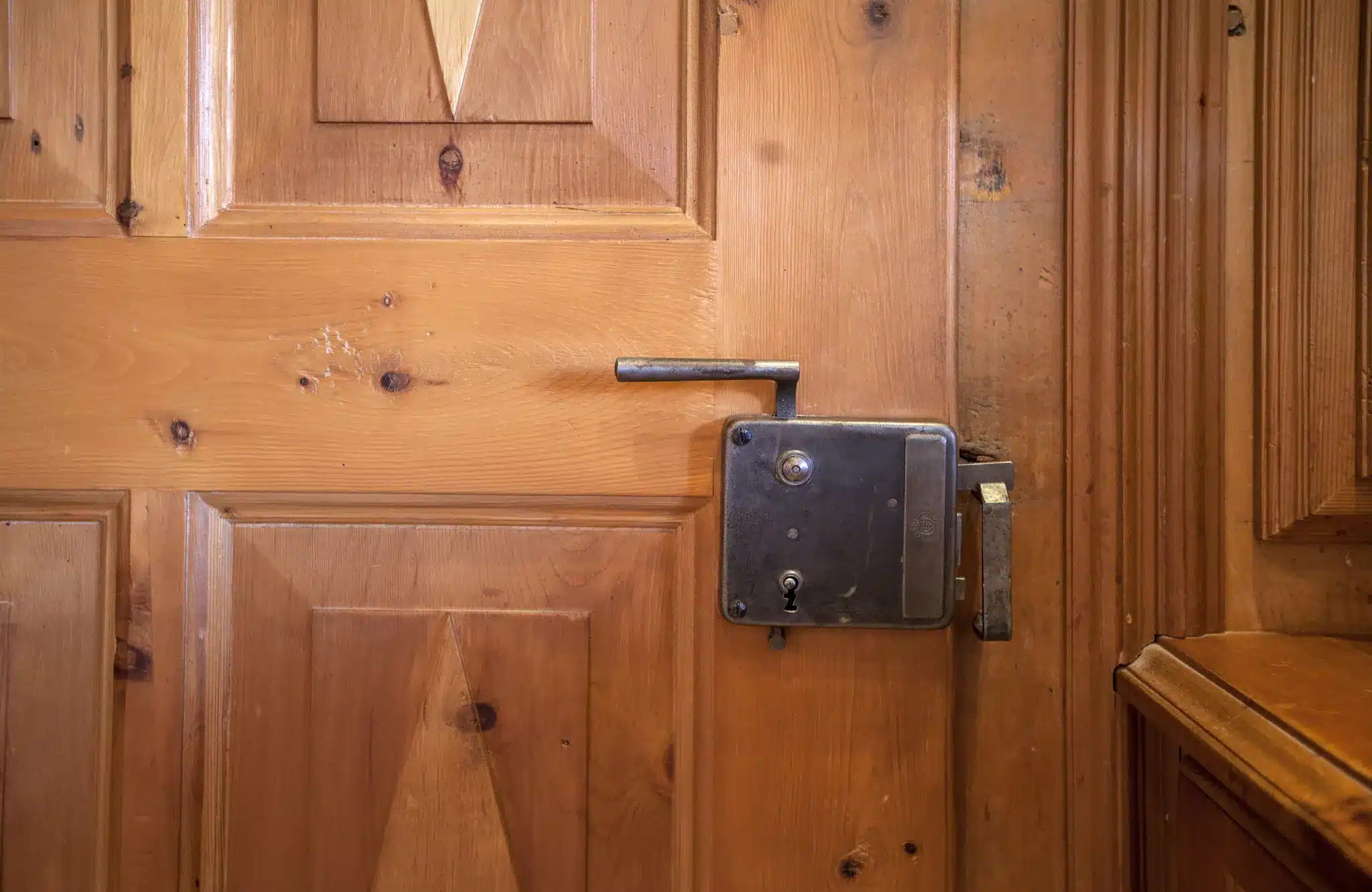 Startseite 123 Old wooden door with an iron lock in the historic farmhouse