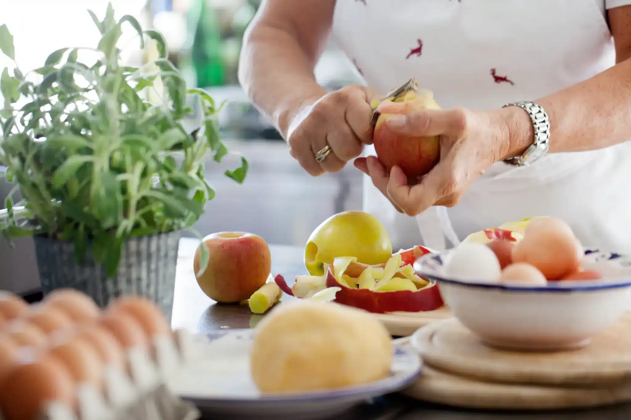Startseite 63 Peeling apples for apple strudel
