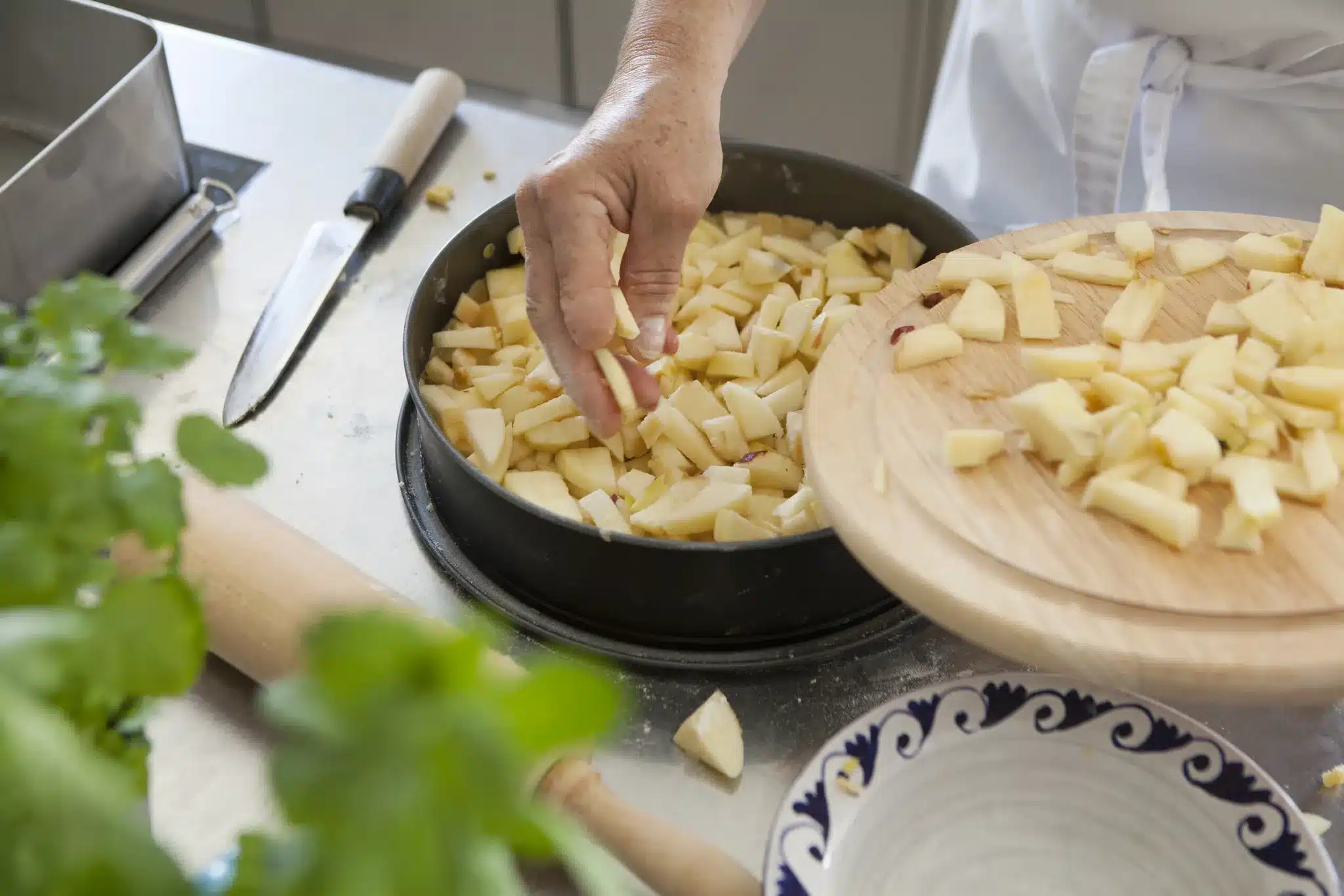 Startseite 28 Topping an apple cake with diced apples