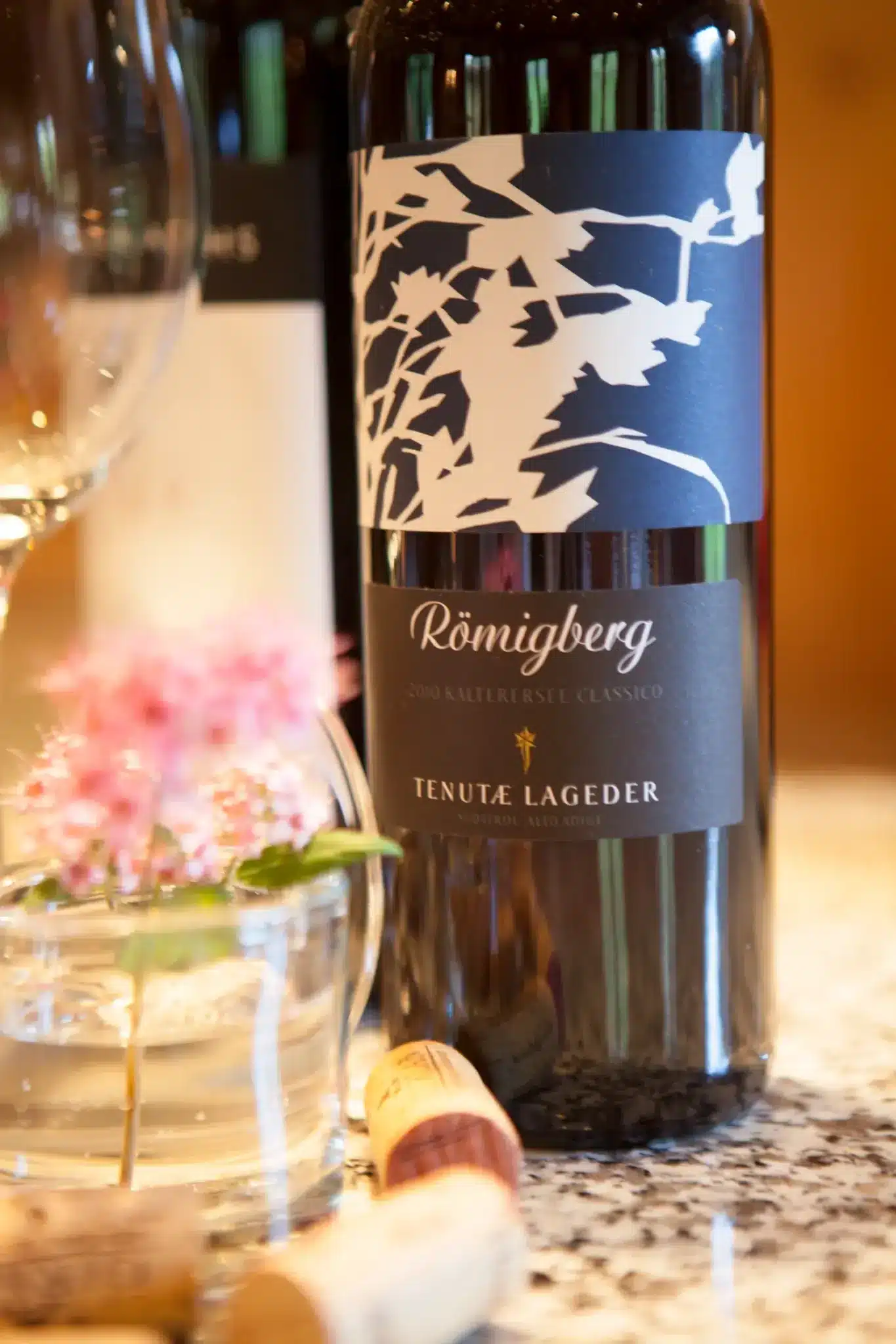 Startseite 47 Bottle of Römigberg wine at the bar