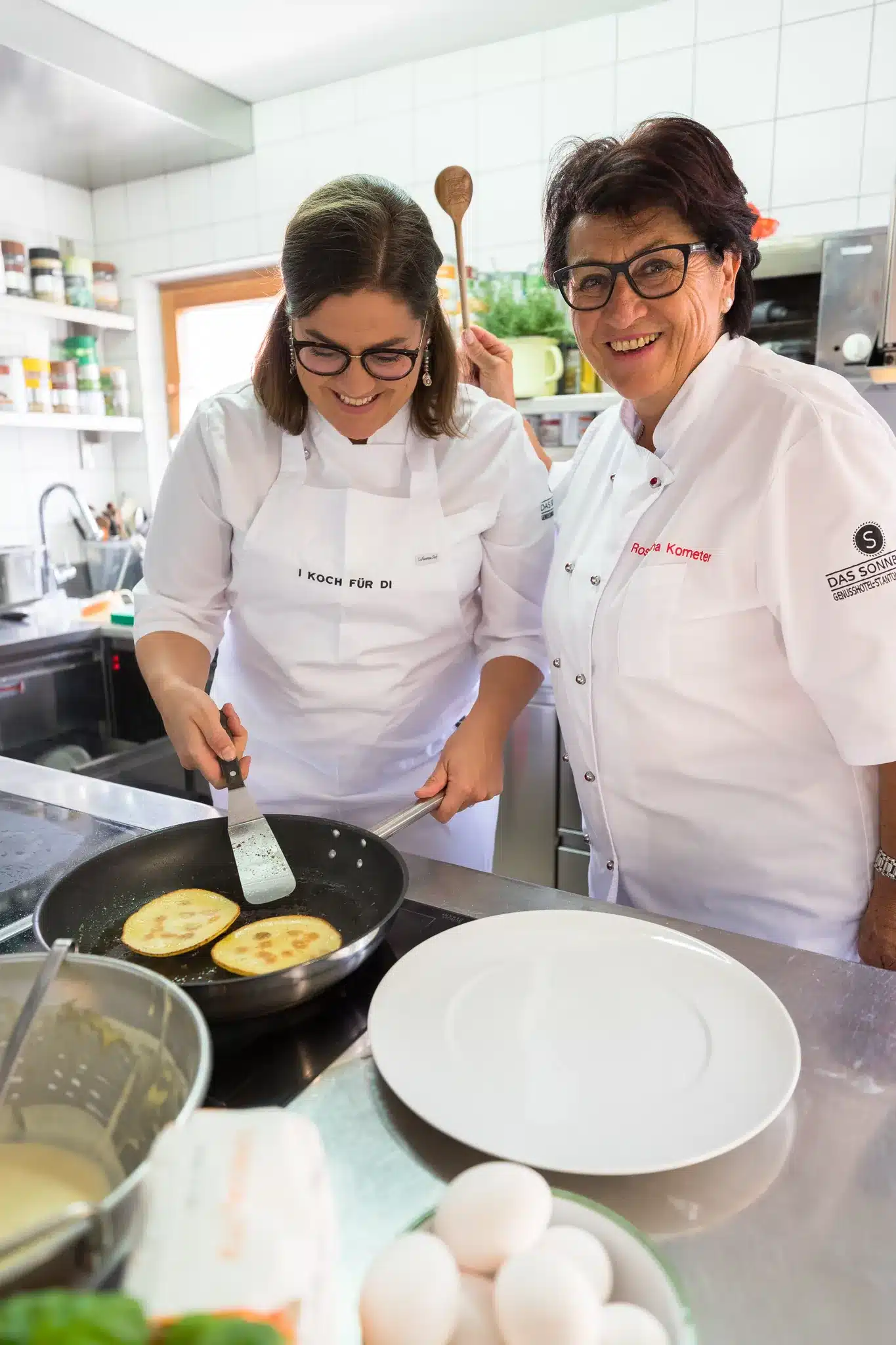 Startseite 107 Roswitha and a chef frying pancakes in the restaurant kitchen