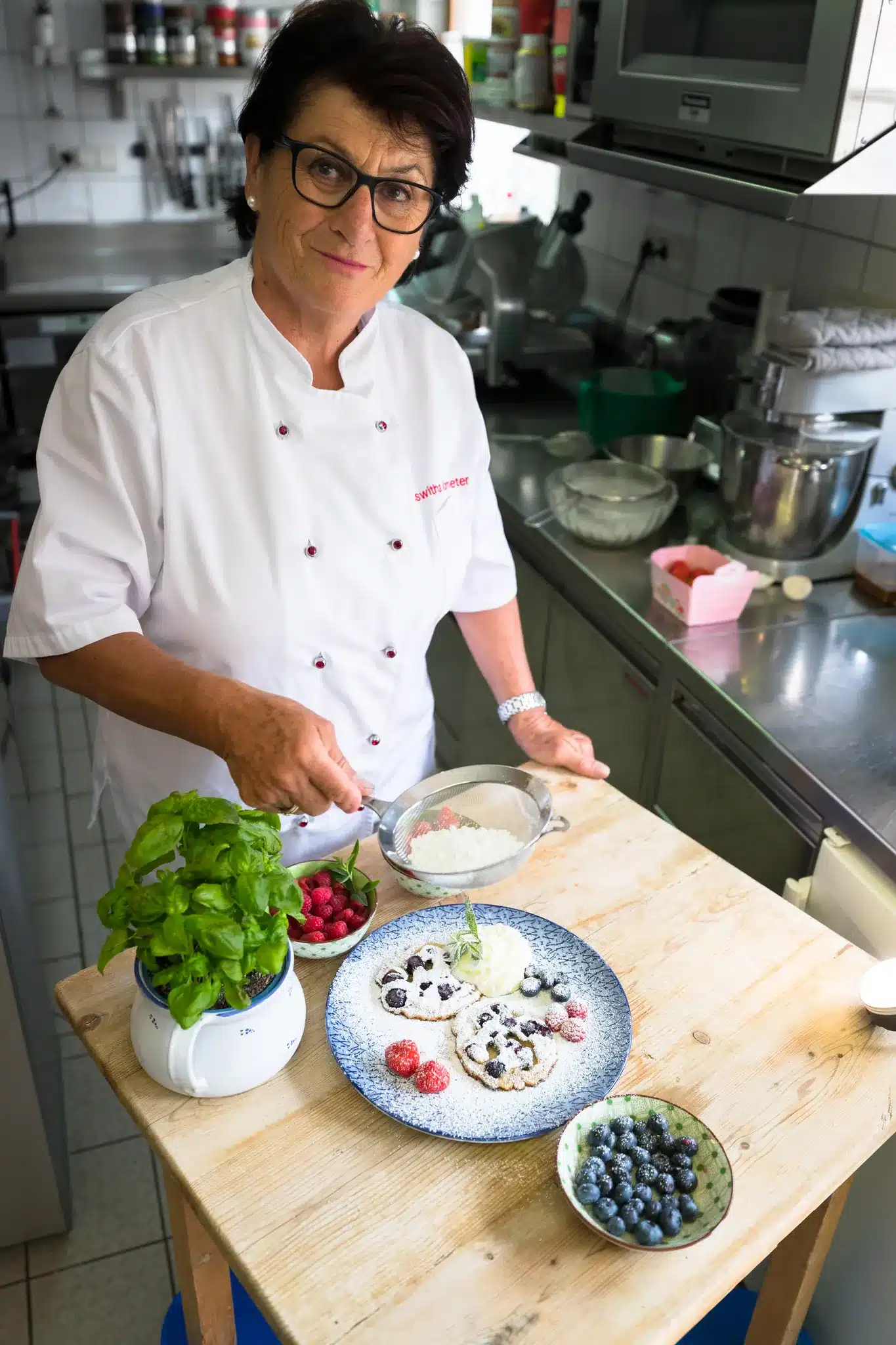 Startseite 89 Roswitha plating blueberry pancakes in the kitchen