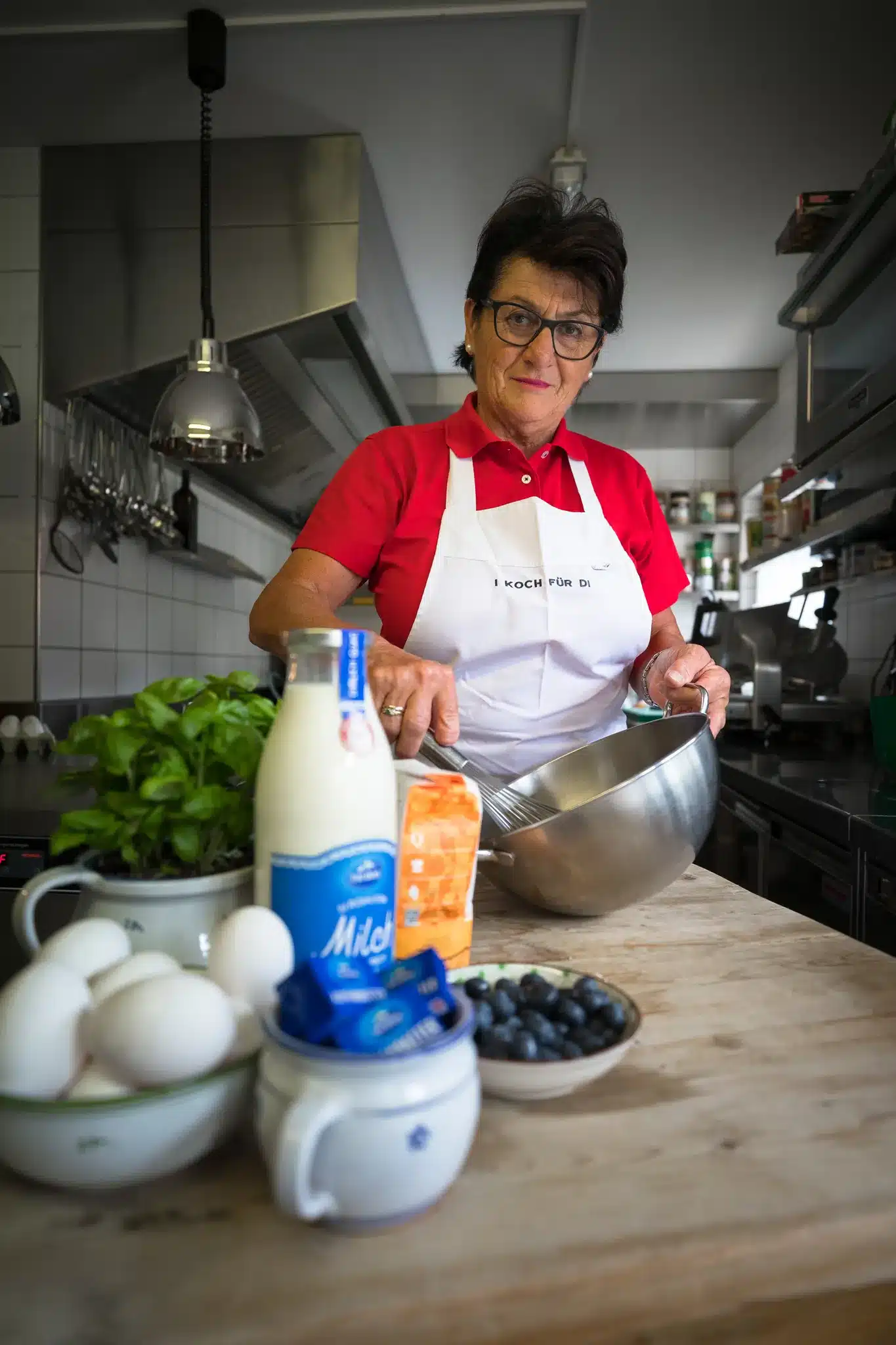 Startseite 124 Roswitha in the kitchen with regional milk, eggs and blueberries