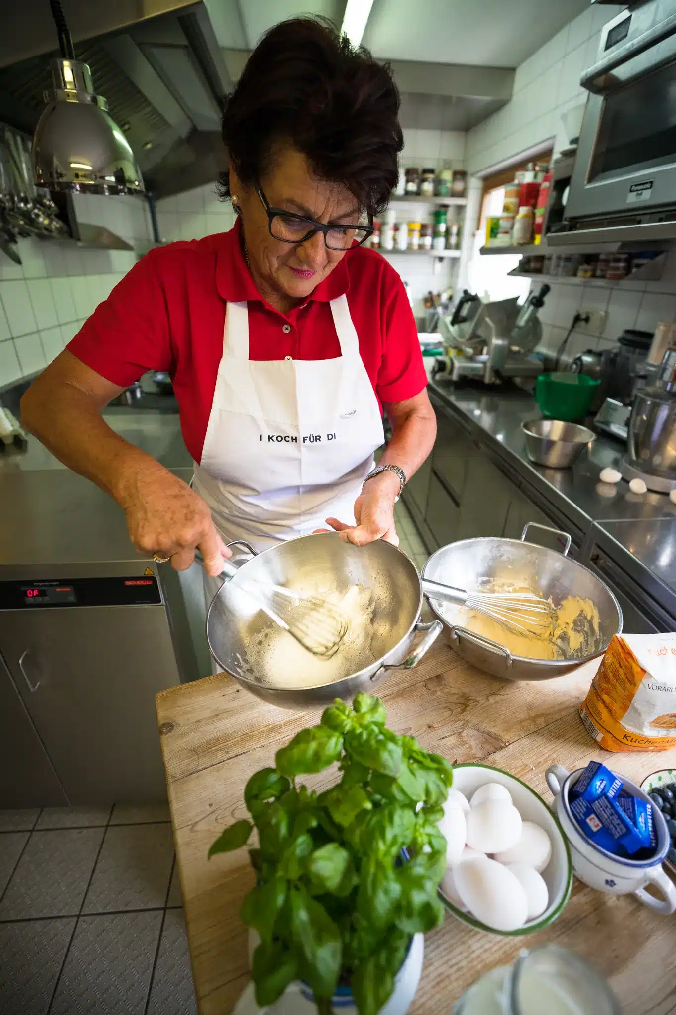 Startseite 91 Roswitha whisking ingredients in the kitchen