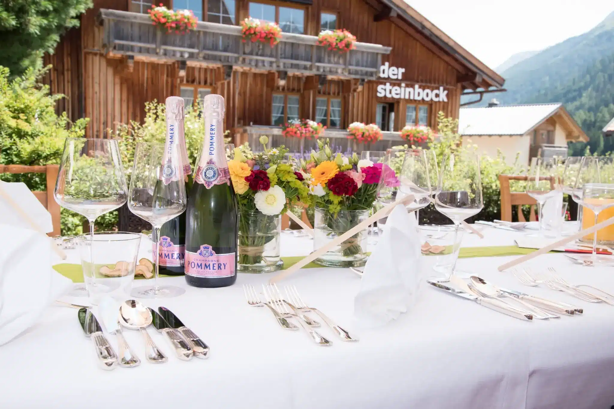 Restaurant St. Anton 10 Festlich gedeckter Tisch mit Sekt auf der Sonnenterrasse der Pension Der Steinbock, St. Anton