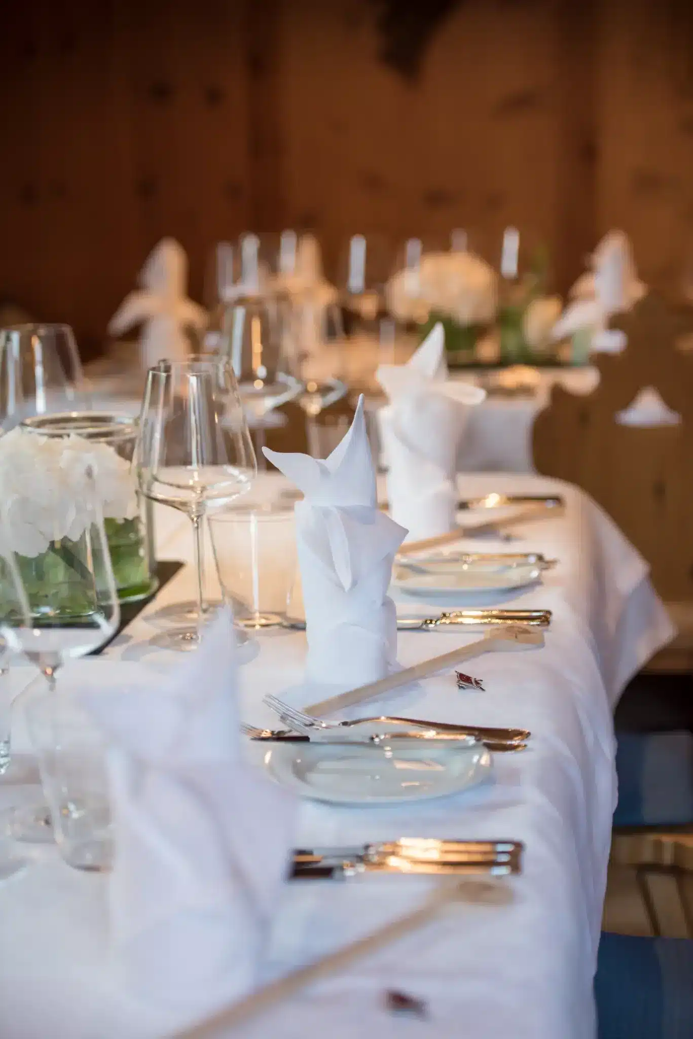 Startseite 29 Table set with white linen and glasses in the Tyrolean Stube