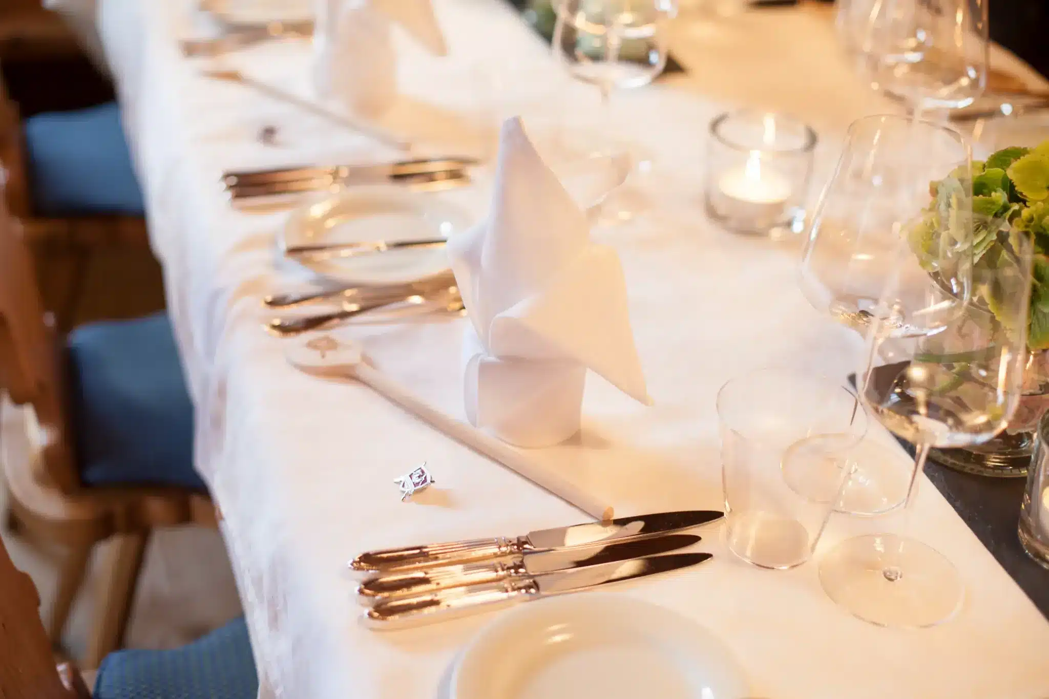 Startseite 48 Table set with folded napkins, cutlery and glasses