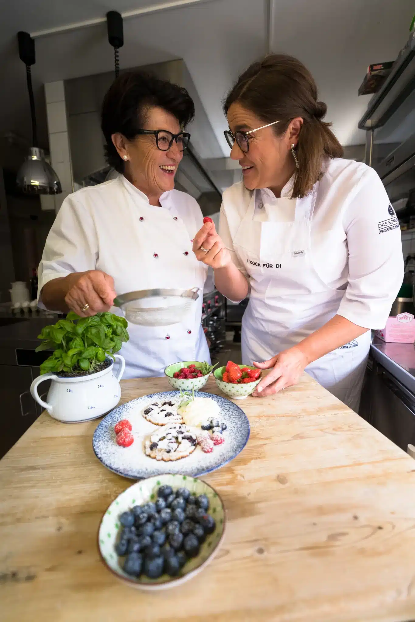Startseite 127 Two chefs in the kitchen with blueberry pancakes