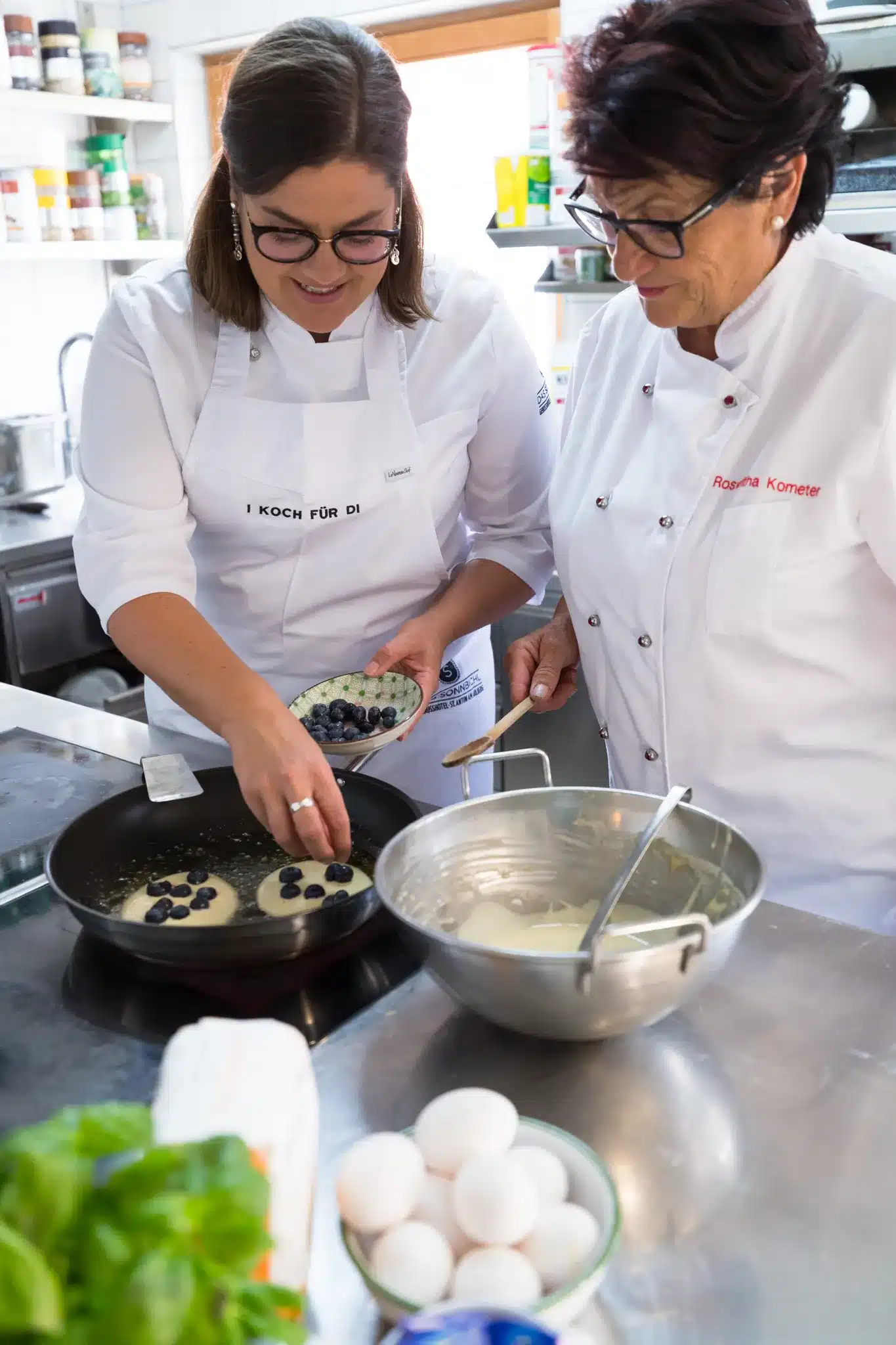 Startseite 111 Two chefs frying pancakes at the stove