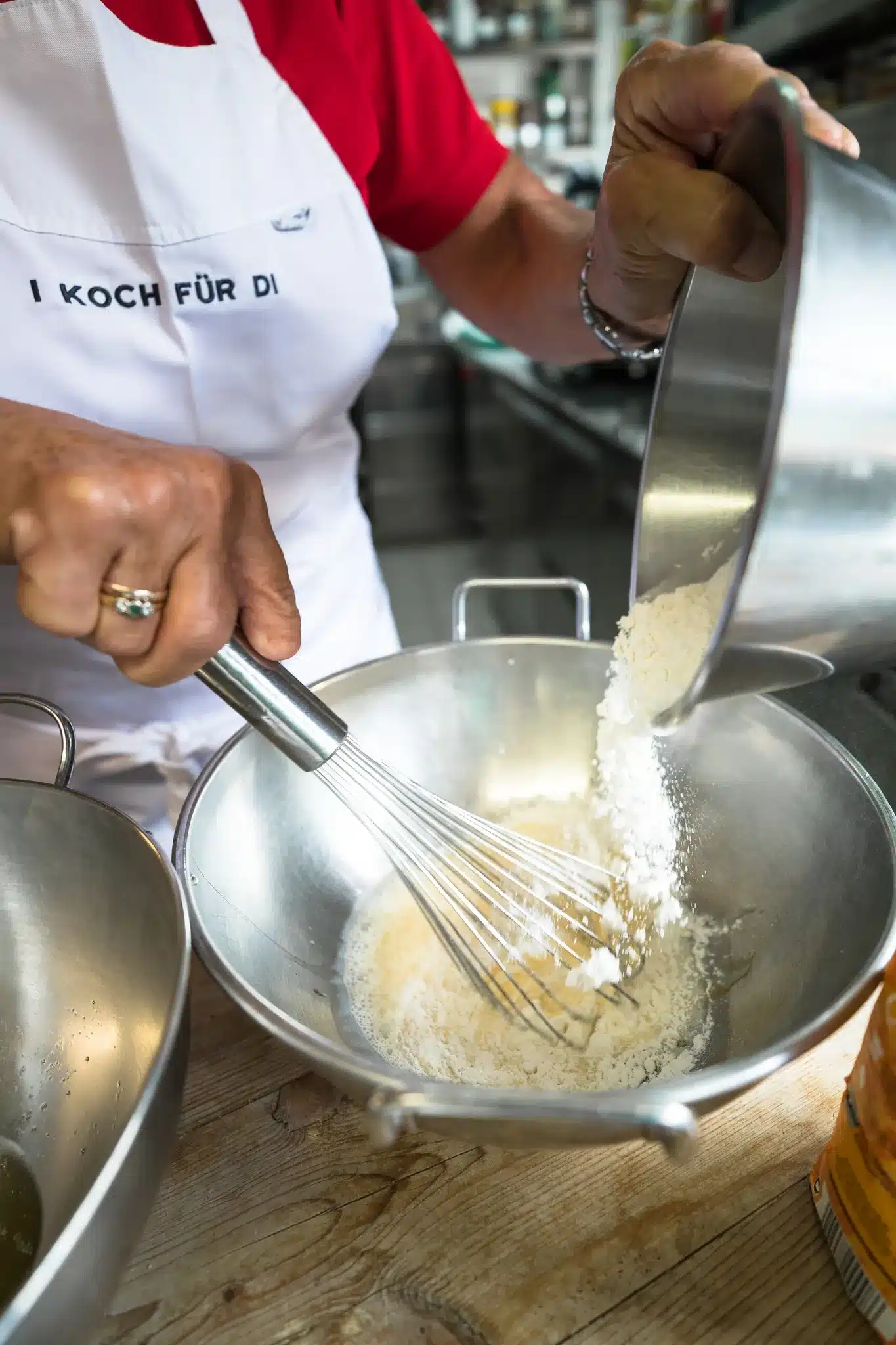 Startseite 112 Adding flour to the batter while whisking