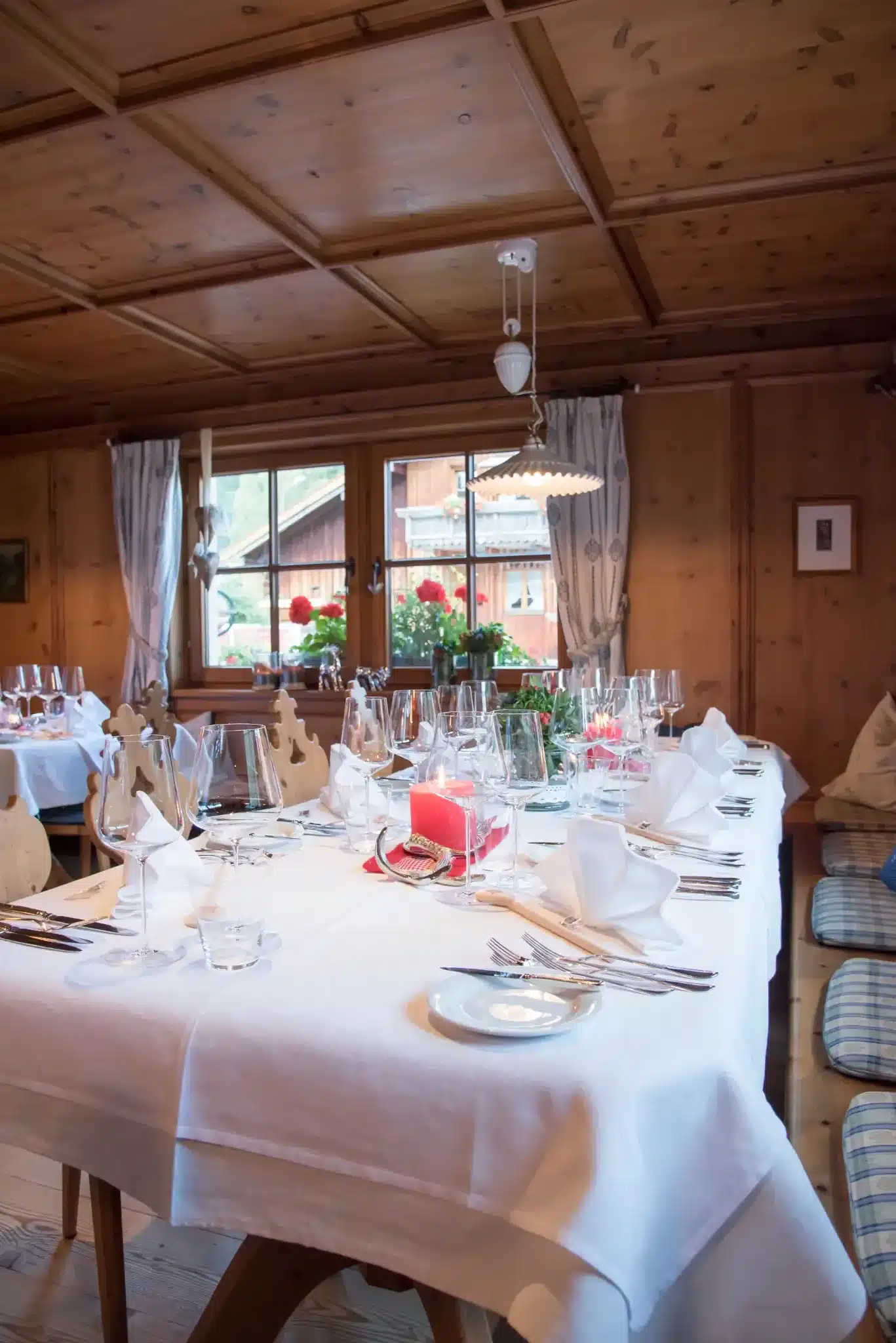 Startseite 65 Wood-panelled Stube with set tables